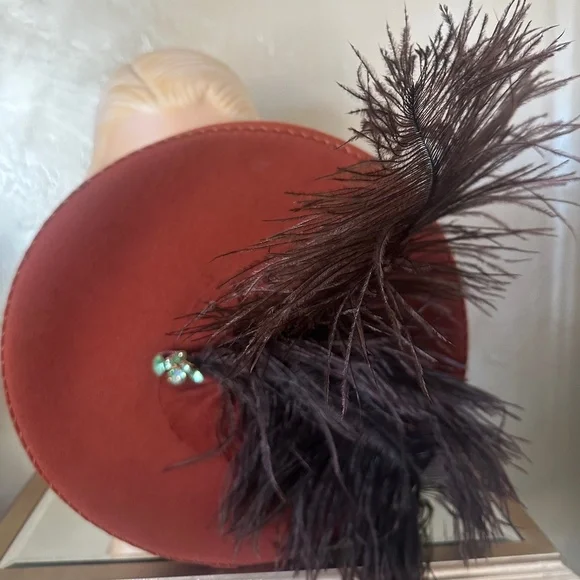RAVISHING 1940s' CINNAMON COLOR TILT FELT HAT WITH LARGE BROWN FEATHERS + JEWEL